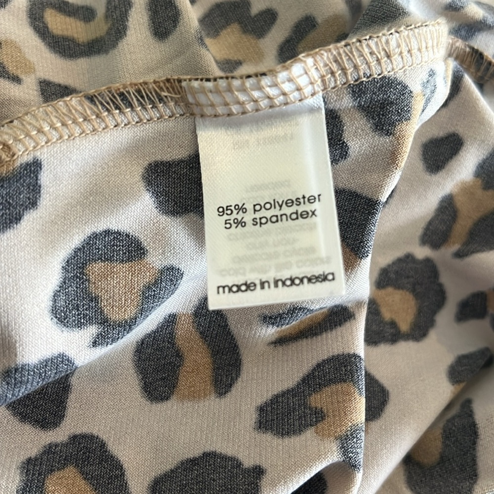 Lane Bryant Size 14/16 Leopard Print Wrap Top with Gold Zipper Detailing. - Picture 7 of 7